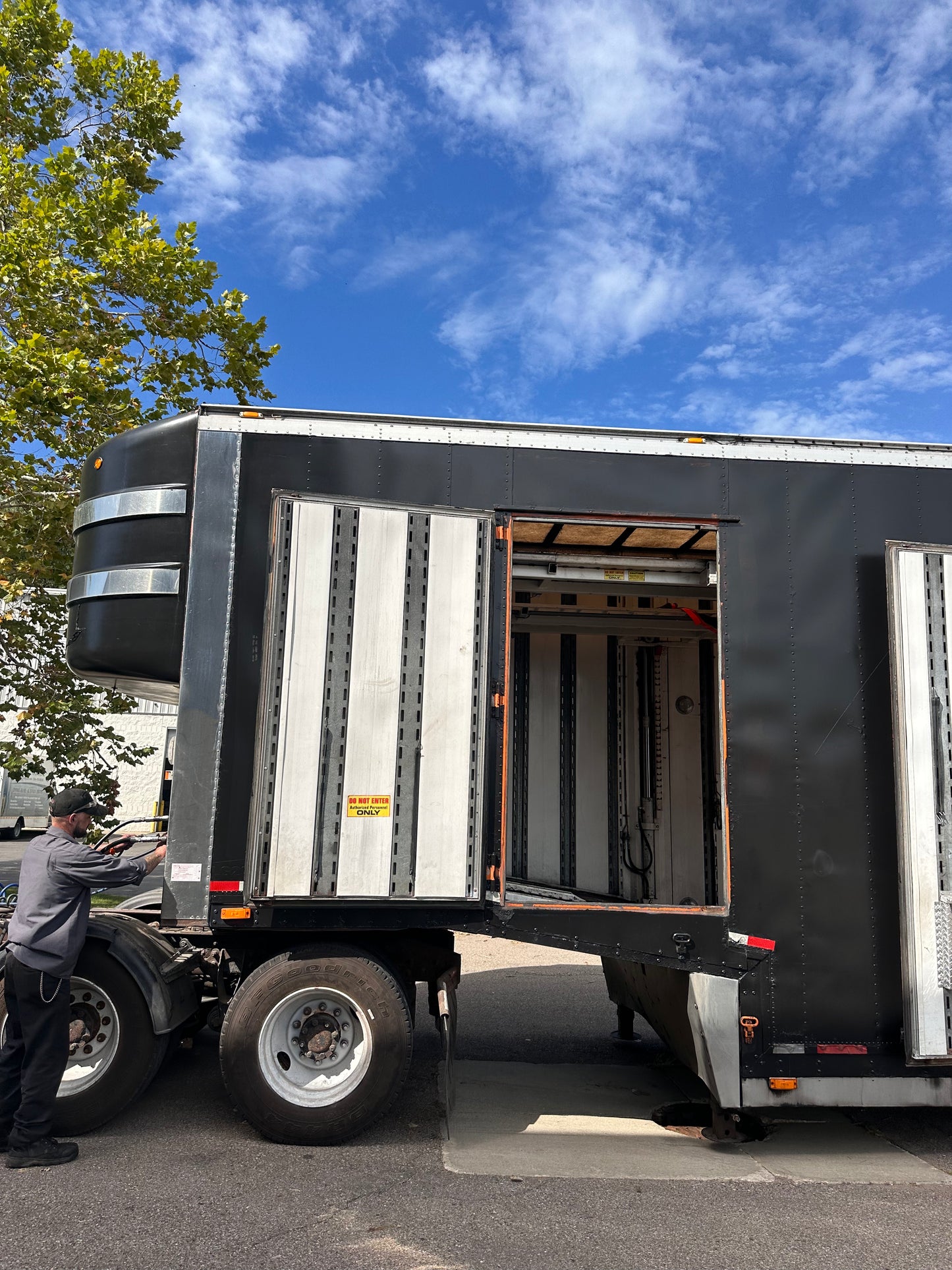 2000 Kentucky Liftgate Enclosed 7 Car Hauler - LG204 *PENDING SALE*