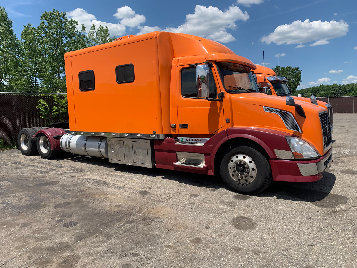 2015 Volvo VNL with 132" ARI Sleeper - 30899