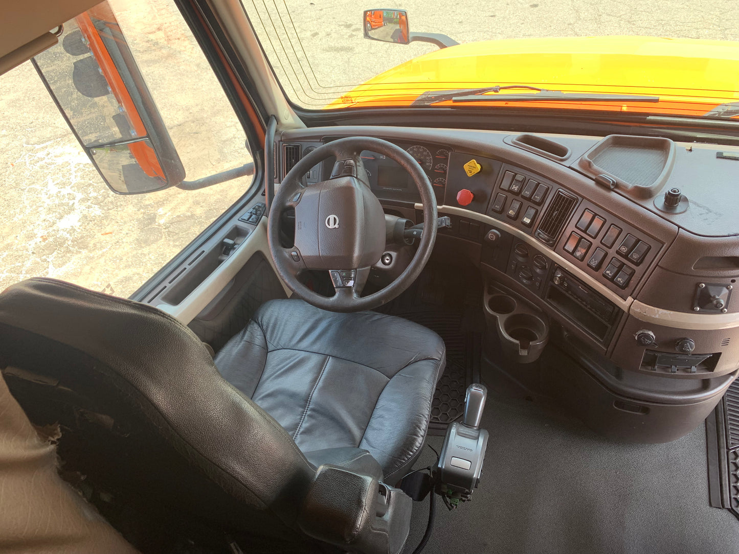 2015 Volvo VNL with 132" ARI Sleeper - 30899