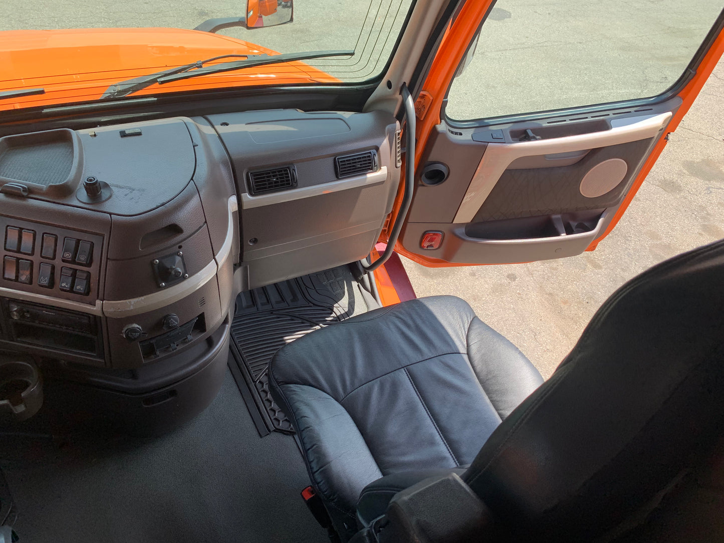 2015 Volvo VNL with 132" ARI Sleeper - 30899
