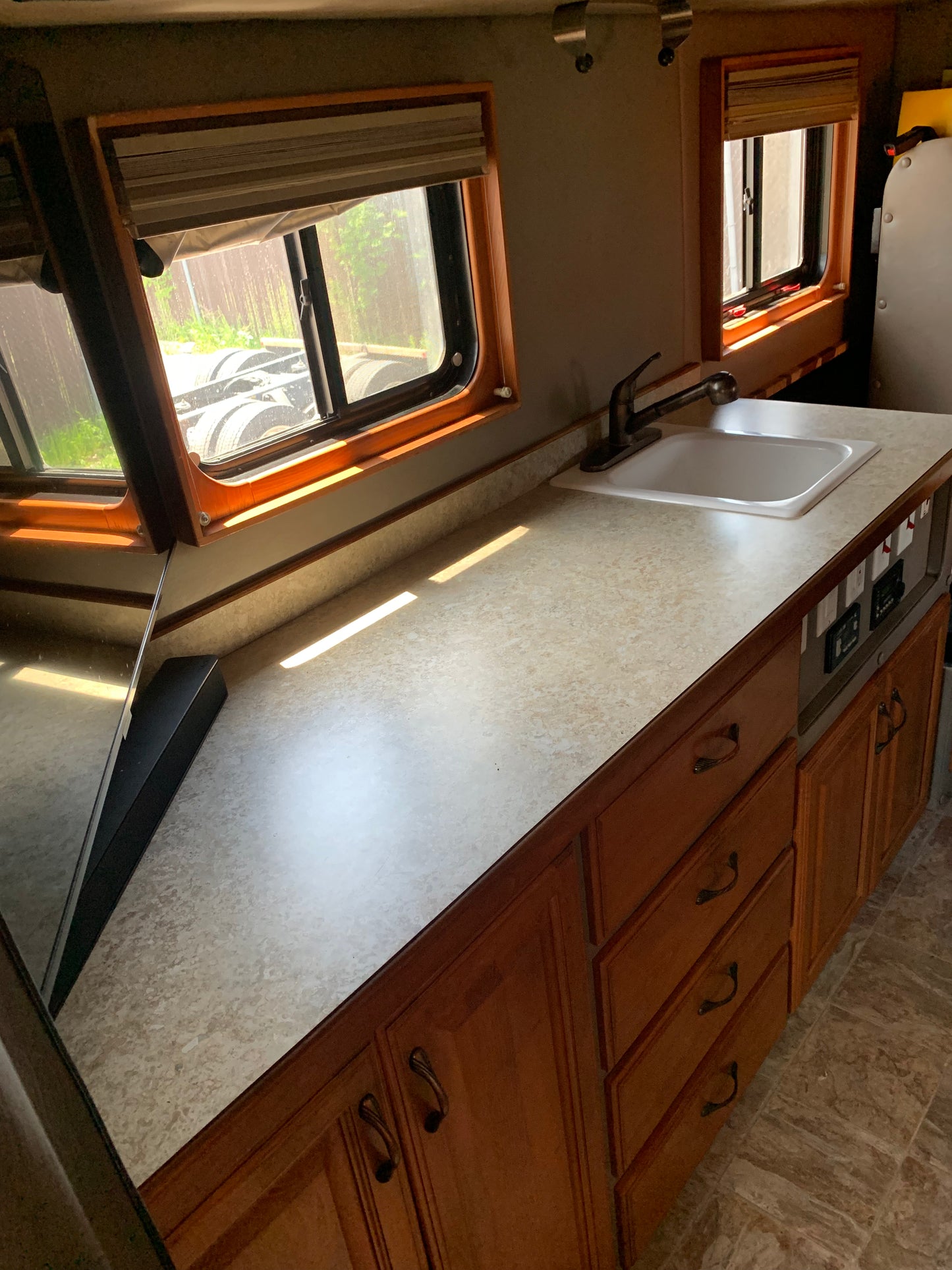 2015 Volvo VNL with 132" ARI Sleeper - 30899