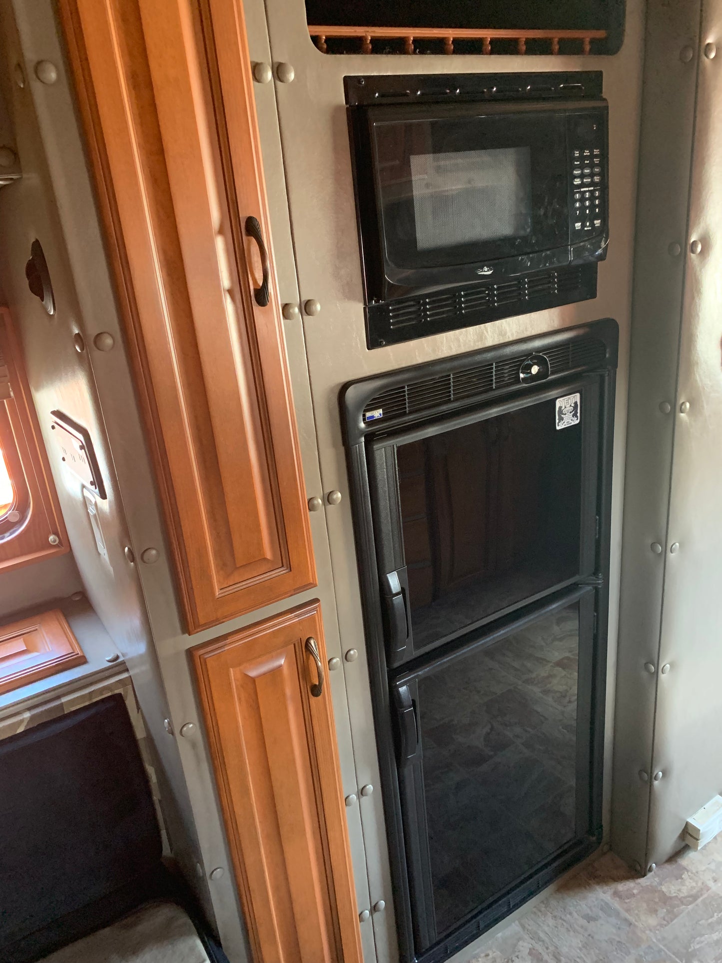 2015 Volvo VNL with 132" ARI Sleeper - 30899