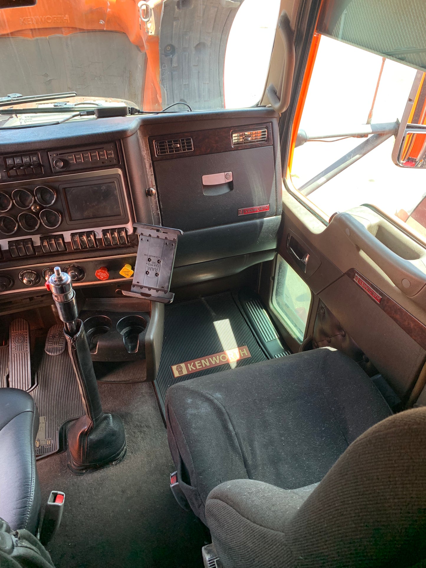 2013 Kenworth T660 with 132" ARI Sleeper - 30879